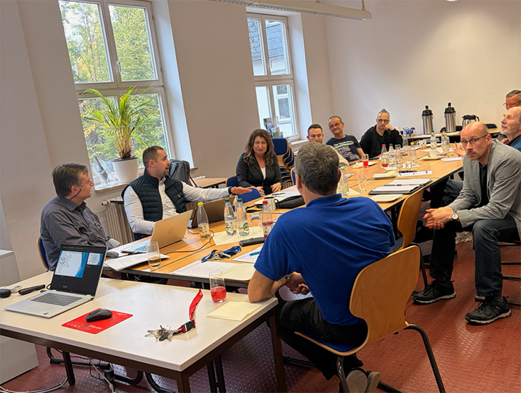 Foto: Lehrer am Tisch bei Versammlungsraum