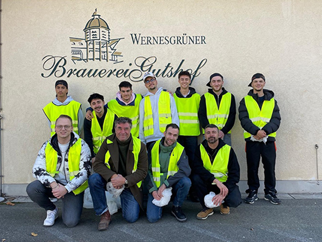 Gemeinsam vor dem Brauerei